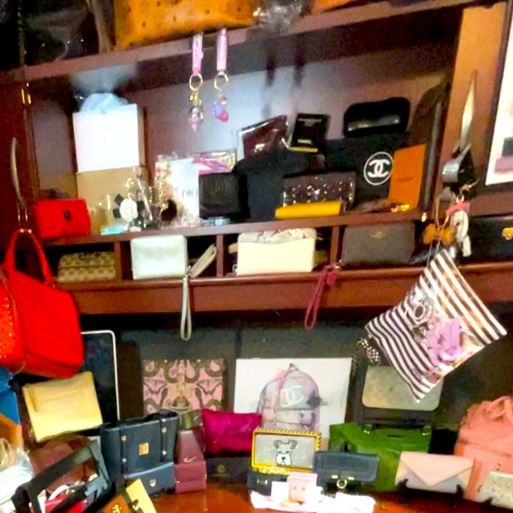 UNLISTED INVENTORY FOR A LIVE POSH SHOW.